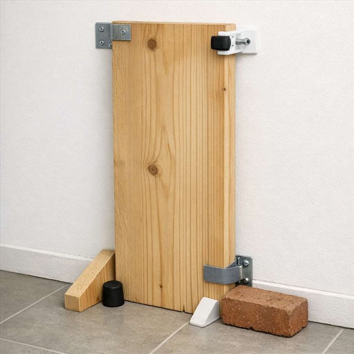 Comment maintenir une planche contre un mur durablement ?